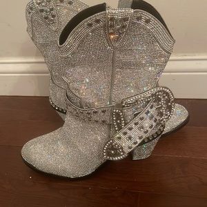 EXTREMELY SPARKLY FOR THE BIGGER FOOT 11!